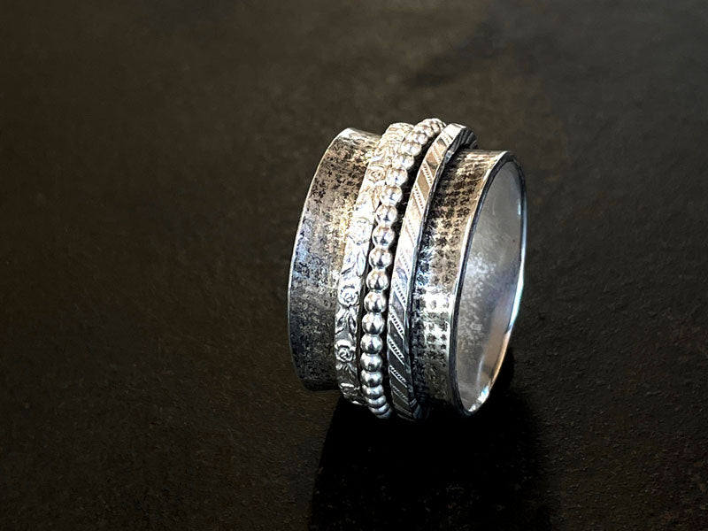 Linen rolling mill embossed 925 silver spinner ring on a dark background | Make your own jewellery