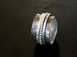 Linen rolling mill embossed 925 silver spinner ring on a dark background | Make your own jewellery
