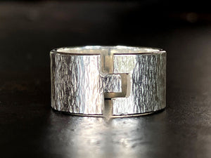 Hammer textured open ring on a dark background | au jewelry