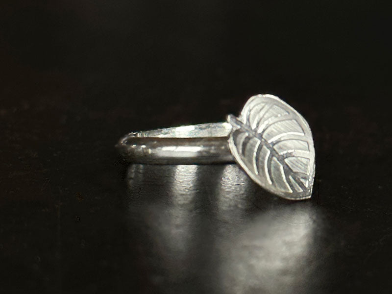 925 Silver ring with leaf design on a dark background | Jewelry Supply Co